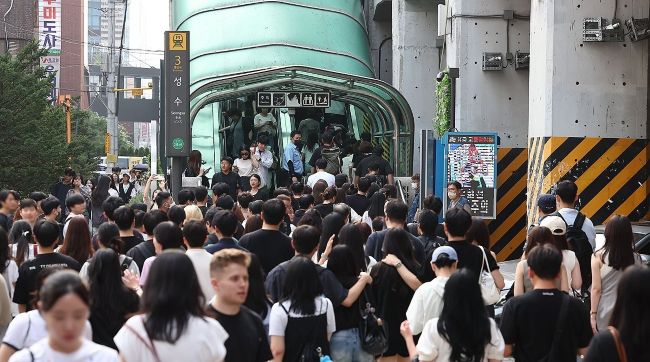 '고물가' 무색한 성수동 열기...카드사 2030대 결제 금액 55.2%↑ - 뉴스 썸네일 이미지