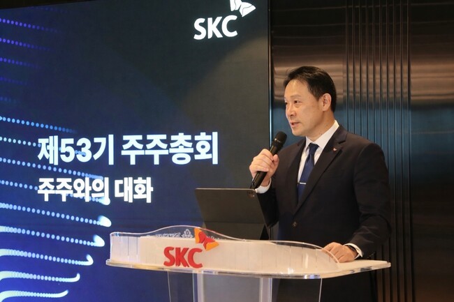 '유증 성공' 김종우 號 SKC...다음은 실적 개선 [오늘의리더] - 뉴스 썸네일 이미지