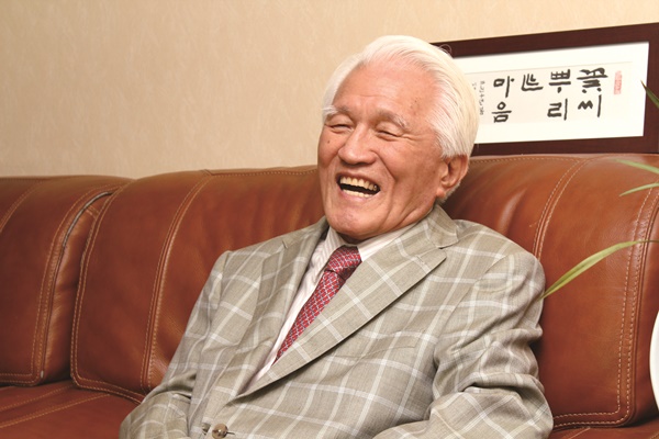 생전 인터뷰 당시 웃고 있는 최형우 전 장관. 사진=시사오늘